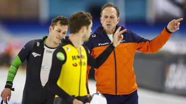 HEERENVEEN - Bondscoach Rintje Ritsma met de ploegenachtervolging met Bart Hoolwerf, Marcel Bosker en Chris Huizinga tijdens een training voorafgaand aan de EK Afstanden schaatsen in het Thialf stadion. ANP VINCENT JANNINK