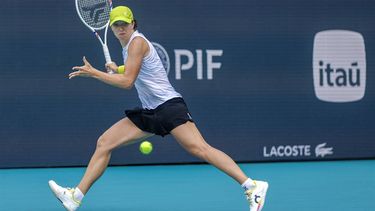 epa11990136 Iga Swiatek of Poland in action against Alexandra Eala of Philippines during their Women’s Singles Quarterfinals match at the 2025 Miami Open tennis tournament at the Hard Rock Stadium in Miami, Florida, USA, 26 March 2025.  EPA/CRISTOBAL HERRERA-ULASHKEVICH