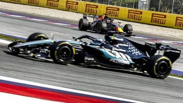 SPIELBERG - Max Verstappen (Red Bull Racing) met in de voorgrond George Russell (Mercedes) op het Red Bull Ring racecircuit tijdens de race in de Grote Prijs van Oostenrijk. SEM VAN DER WAL / ANP
