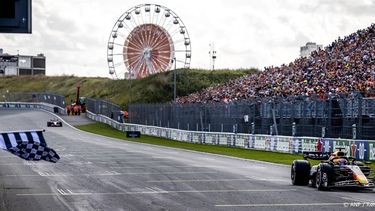 ZANDVOORT - Max Verstappen (Red Bull Racing) komt over de finish tijdens de F1 Grand Prix van Nederland op het Circuit van Zandvoort. ANP REMKO DE WAAL