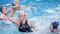 EINDHOVEN - Marit van der Weijden van Nederland en Katy Cutler van Groot-Brittannie tijdens de kwartfinale EK waterpolo voor vrouwen wedstrijd van Nederland tegen Groot-Brittannie in het Pieter van den Hoogenband Zwemstadion. ANP SANDER KONING