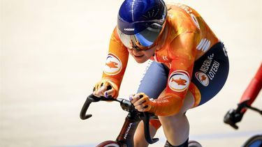 HEUSDEN-ZOLDER - Baanwielrenner Maike van der Duin in actie in de finale puntenkoers tijdens de vierde dag van de Europese kampioenschappen baanwielrennen in Belgie. ANP BAS CZERWINSKI