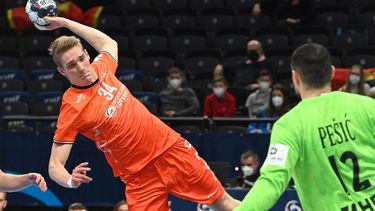 Netherlands' Tom Jansen tries to score during the Men's European Handball Championship main round match between the Netherlands and Croatia in the MVM Dome arena in Budapest, Hungary, on January 26, 2022. 
Attila KISBENEDEK / AFP