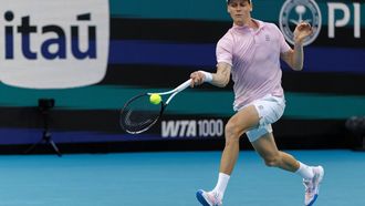 epa12847317 Jannik Sinner of Italy in action against Alex Michelsen of USA during the Men's round of 16 match at the 2026 Miami Open tennis tournament in Miami, Florida, USA, 24 March 2026.  EPA/CRISTOBAL HERRERA-ULASHKEVICH
