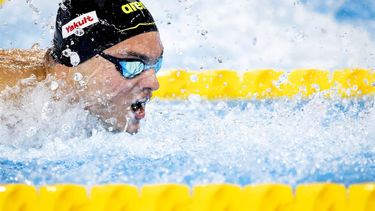 DOHA - Nyls Korstanje in actie op de 4 x 100 wissel mannen tijdens de laatste dag van de wereldkampioenschappen langebaan zwemmen. De WK was een van de mogelijkheden voor de Nederlandse zwemmers om limieten te zwemmen voor de Spelen van Parijs in 2024. ANP KOEN VAN WEEL