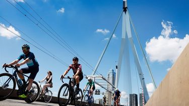 ROTTERDAM - Recreanten op het parcours voor de tijdrit van de Tour de France Femmes, de Ronde van Frankrijk voor vrouwen, welke begint met een rit van Rotterdam naar Den Haag. De meerdaagse wielerronde duurt tot en met 18 augustus. ANP BAS CZERWINSKI