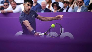 Spain's Carlos Alcaraz returns against Argentina's Francisco Cerundolo during their men's singles round of 32 match at the Cinch ATP tennis Championships at Queen's Club in west London on June 18, 2024. 
Ben Stansall / AFP