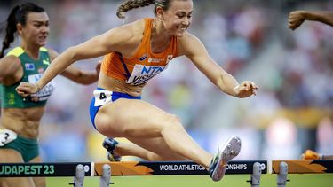 BOEDAPEST - Nadine Visser in actie op de 100 meter horden tijdens de vierde dag van de wereldkampioenschappen atletiek. ANP ROBIN VAN LONKHUIJSEN