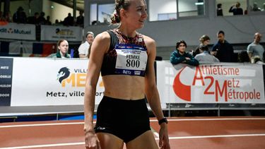 Netherlands' athlete Femke Bol reacts after winning the women's 800m final during the Athlelor indoor meeting at L'Anneau athletics hall in Metz on February 8, 2026.
 On October 10, 2025, Femke Bol announced her retirement from the 400-meter hurdles, the event in which she is a two-time world champion. The 25-year-old athlete then announced her intention to focus on the 800 meters.
Jean-Christophe VERHAEGEN / AFP