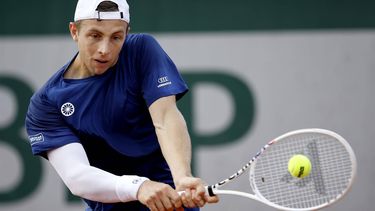 epa11376263 Tallon Griekspoor of the Netherlands in action during his Men's Singles 1st round match against Mackenzie Mcdonald of the USA at the French Open Grand Slam tennis tournament at Roland Garros in Paris, France, 28 May 2024.  EPA/YOAN VALAT