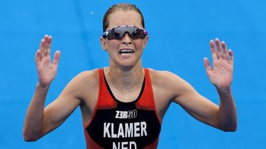 TOKIO - Rachel Klamer komt als vierde over de finish tijdens de olympische triatlon in het Odaiba Marine Park. ANP OLAF KRAAK