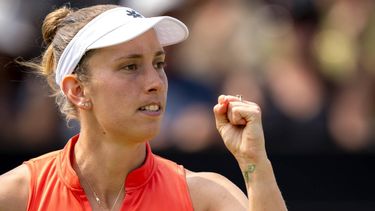 DEN BOSCH - Elise Mertens (BEL) in haar partij tegen  Elena-Gabriela Ruse (ROU) tijdens de finale van het Libema Open tennistoernooi. Het grastoernooi maakt onderdeel uit van het ATP- en WTA-circuit. ANP SANDER KONING