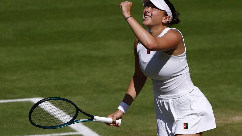 epa12229547 Amanda Anisimova of the USA reacts during the Women's Singles semi-finals match against Aryna Sabalenka of Belarus at the Wimbledon Championships, Wimbledon, Britain, 10 July 2025.  EPA/TOLGA AKMEN  EDITORIAL USE ONLY EDITORIAL USE ONLY