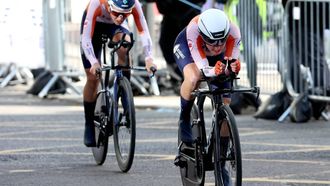 2023-08-08 15:42:11 epa10790729 Cyclists of team Netherlands compete in the Team Time Trial Mixed Relay of the Road Cycling events at the UCI Cycling World Championships 2023 in Glasgow, Britain, 08 August 2023.  EPA/ROBERT PERRY