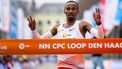 DEN HAAG - De Keniaanse atleet Abdi Nageeye tijdens de 48e editie van de City Pier City Loop. ANP IRIS VAN DEN BROEK