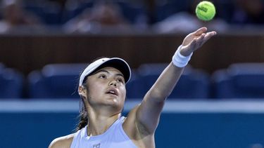 epa11990943 Emma Raducanu of the United Kingdom in action against Jessica Pegula of the USA during their Women's Singles Quarterfinals at the 2025 Miami Open tennis tournament at the Hard Rock Stadium in Miami, Florida, USA, 26 March 2025.  EPA/CRISTOBAL HERRERA-ULASHKEVICH