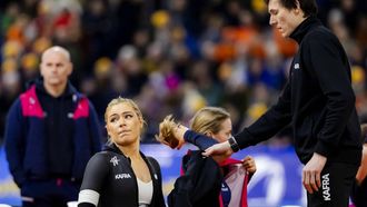 HEERENVEEN - Jutta Leerdam reageert na haar valpartij op de 1000 meter vrouwen tijdens de eerste dag van het olympisch kwalificatietoernooi langebaanschaatsen in Thialf. ANP SEM VAN DER WAL