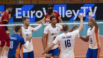 epa10842321 Players of Netherlands react during the EuroVolley Men 2023 pool C match between North Macedonia and Netherlands in Skopje, North Macedonia, 05 September 2023.  EPA/GEORGI LICOVSKI