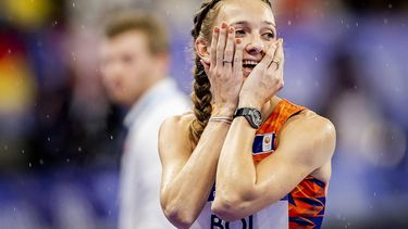 PARIJS - Femke Bol komt over de finish op het onderdeel 4 x 400m gemengde estafette tijdens de olympische atletiekwedstrijden in Stade de France. ANP REMKO DE WAAL