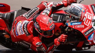epa13293273 Ducati Lenovo MotoGP rider Marc Marquez of Spain in action  during the MotoGP qualifying at the Motorcycling Grand Prix of Indonesia at Mandalika Circuit in Mandalika, Indonesia, 10 October 2026.  EPA/MAST IRHAM