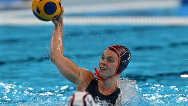 Netherlands' #07 Bente Rogge shoots to score  in the women's water polo bronze medal match between USA and the Netherlands during the Paris 2024 Olympic Games at the Paris La Defense Arena in Paris on August 10, 2024. 
Andreas SOLARO / AFP