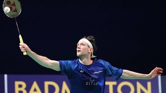 epa11269607 Joran Kweekel of the Netherlands in action during his men's Round of 32 match against Milan Dratva of Slovakia at the Badminton European Championships in Saarbruecken, Germany, 10 April 2024.  EPA/RONALD WITTEK