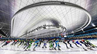 HEERENVEEN - Sfeerbeeld van het mannenpeloton tijdens het Nederlands kampioenschap marathonschaatsen in Thialf. Deze wedstrijd vindt jaarlijks op nieuwjaarsdag plaats. VINCENT JANNINK / ANP