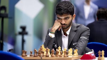 WIJK AAN ZEE - Dommaraju Gukesh (India) speelt tegen Anish Giri (Nederland) zijn eerste schaakronde, op de eerste dag van het schaaktoernooi Tata Steel Chess. Gukesh is de huidige wereldkampioen en met zijn 18 jaar de jongste ooit. ANP FRANK VAN BEEK