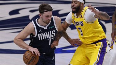 epa11025731 Dallas Mavericks guard Luka Doncic of Slovenia (L) dribbles past  Los Angeles Lakers forward Anthony Davis (R) during the second half of an NBA game between the Dallas Mavericks and the Los Angeles Lakers at the American Airlines Center in Dallas, Texas, USA, 12 December 2023.  EPA/ADAM DAVIS SHUTTERSTOCK OUT