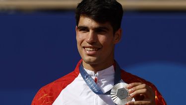 epa11525542 Carlos Alcaraz of Spain poses with silver medal on the podium during the medal ceremony for the Men's Singles of the Tennis competitions in the Paris 2024 Olympic Games, at the Roland Garros in Paris, France, 04 August 2024.  EPA/JUANJO MARTIN