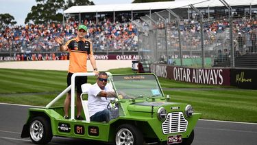 epa12802709 Oscar Piastri of McLaren rides in a Mini Moke during the drivers' parade at the 2026 Australian Grand Prix at Albert Park Circuit in Melbourne, Australia, 08 March 2026.  EPA/JOEL CARRETT EDITORIAL USE ONLY AUSTRALIA AND NEW ZEALAND OUT