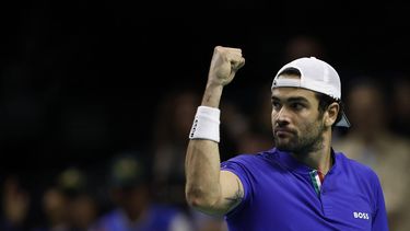 epa11736363 Italian tennis player Matteo Berrettini reacts in the match against Australia's Thanasi Kokkinakis during the Davis Cup semi-final between Italy and Australia played at Jose Maria Martin Carpena arena in Malaga, Spain, 23 November 2024.  EPA/JORGE ZAPATA