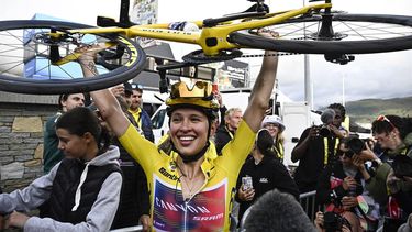Canyon//SRAM Racing team's Polish rider Katarzyna Niewiadoma celebrates after crossing the finish line and winning the third edition of the Women's Tour de France cycling race, after the 8th and last stage of the Tour de France, a 149.9 km between Le Grand Bornand and the Alpe d'Huez, in south-eastern France, on August 18, 2024. 
JULIEN DE ROSA / AFP
