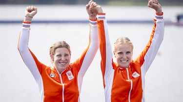 PARIJS - Ymkje Clevering en Veronique Meester tijdens de huldiging van hun gouden medaille na afloop van de finale twee (v) op het olympisch roeitoernooi tijdens de zomerspelen in de Franse hoofdstad. ANP IRIS VAN DEN BROEK