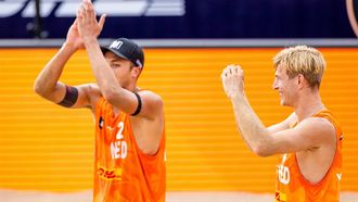 DEN HAAG - Steven van de Velde en Matthew Immers tijdens de poulefase van het EK Beachvolleybal 2024. In drie Nederlandse steden wordt gestreden om de Europese titel. ANP IRIS VAN DEN BROEK