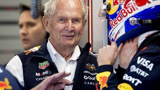 DOHA - Helmut Marko in gesprek met Max Verstappen (Red Bull Racing) voorafgaand aan de vrije training op het Lusail International Circuit, in aanloop naar de Qatar Grand Prix. ANP SANDER KONING