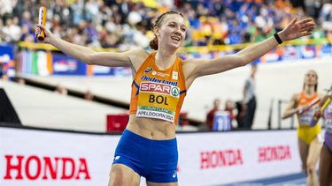 APELDOORN - Femke Bol tijdens de 4x400 meter relay finale voor vrouwen op de vierde dag van het EK Indoor atletiek in Omnisport Apeldoorn. ANP ROBIN VAN LONKHUIJSEN