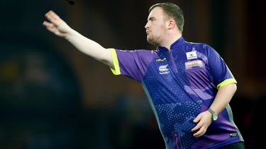 epa11052417 Luke Littler of the United Kingdom throws during the Paddy Power World Darts Championship at Alexandra Palace in London, Britain, 01 January 2024.  EPA/DAVID CLIFF