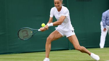 epa11449932 Arantxa Rus of the Netherlands in action during the Women's 1st round match against Yue Yuan of China at the Wimbledon Championships, Wimbledon, Britain, 01 July 2024.  EPA/TIM IRELAND  EDITORIAL USE ONLY