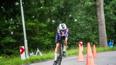 ACHTKARSPELEN - Wielrenner Mischa Bredewold in actie tijdens het Nederlands kampioenschap tijdrijden. Wielerbond KNWU meldde eerder dat Surhuisterveen de organisatie overnam van Lochem. Deze gemeente had vanwege de NAVO-top in juni in Den Haag geen politieagenten beschikbaar om de wedstrijd te begeleiden. ANP SIESE VEENSTRA