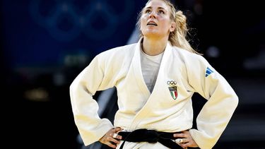 PARIJS - De Nederlandse judoka Kim Polling, uitkomend voor Italie, in actie tegen de Portugese Tais Pina op de Olympische Spelen. ANP REMKO DE WAAL