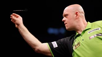 ROTTERDAM - Darter Michael van Gerwen in actie tegen Enelsman Stephen Bunting tijdens de elfde speelronde van de Premier League Darts in Ahoy Rotterdam. ANP BAS CZERWINSKI