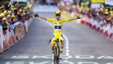 epa12282192 French rider Pauline Ferrand-Prevot of team Visma - Lease a Bike celebrates as she crosses the finish line to win the 9th stage and the 4th edition of the Women's Tour de France cycling race, 124,1 km from Praz-Sur-Arly to Chatel Les Portes du Soleil, in Chatel, France, 03 August 2025.  EPA/JEAN-CHRISTOPHE BOTT