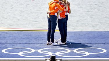 PARIJS - Marloes Oldenburg, Hermijntje Drenth, Tinka Offereins en Benthe Boonstra van de vrouwen vier tijdens de huldiging van hun gouden medaille na afloop van de finale op het olympisch roeitoernooi tijdens de zomerspelen in de Franse hoofdstad. ANP KOEN VAN WEEL