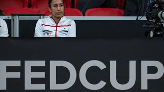 DEN HAAG - Coach Elise Tamaela van Kiki Bertens bekijkt de partij tegen Aljaksandra Sasnovitsj in de Fed Cup-kwalificatiewedstrijd tegen Wit-Rusland. ANP RONALD HOOGENDOORN