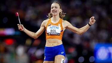 BOEDAPEST - Lieke Klaver, Eveline Saalberg, Cathelijn Peeters en Femke Bol vieren winst op de 4x400 meter tijdens de laatste dag van de wereldkampioenschappen atletiek. ANP ROBIN VAN LONKHUIJSEN