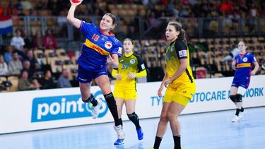 Netherlands' pivot #19 Merel Freriks shoots during the European Women's EHF EURO 2024 Handball Championship Group F preliminary round match between Ukraine and The Netherlands in Innsbruck, Austria, on December 3, 2024. 
Eva MANHART / APA / AFP