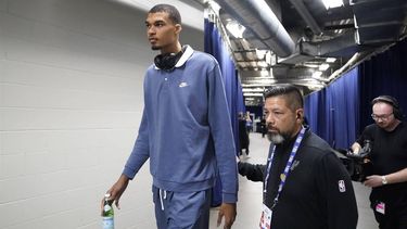 2023-10-09 23:52:52 San Antonio Spurs French center #01 Victor Wembanyama arrives for the NBA pre-season basketball game between San Antonio Spurs and Oklahoma City Thunder at Paycom Center Arena in Oklahoma City, Oklahoma, on October 9, 2023. 
TIMOTHY A. CLARY / AFP