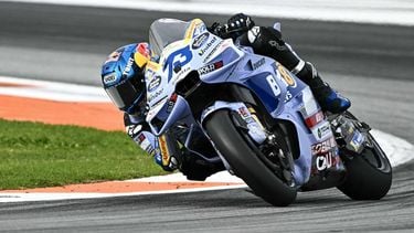 BK8 Gresini Racing MotoGP team's Spanish MotoGP rider Alex Marquez competes in the sprint race ahead of the MotoGP Valencia Grand Prix at the Ricardo Tormo racetrack in Cheste on November 15, 2025. 
JOSE JORDAN / AFP
