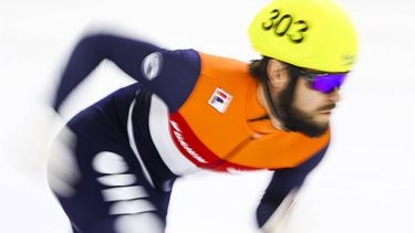 HEERENVEEN - Sjinkie Knegt in actie in de halve finale 1000 meter op de derde en laatste dag van de Dutch Open Shorttrack in Thialf. De Nederlandse schaatsers kunnen bij de DOS weer punten verdienen voor kwalificatie voor de eerste twee World Tour-wedstrijden. ANP VINCENT JANNINK